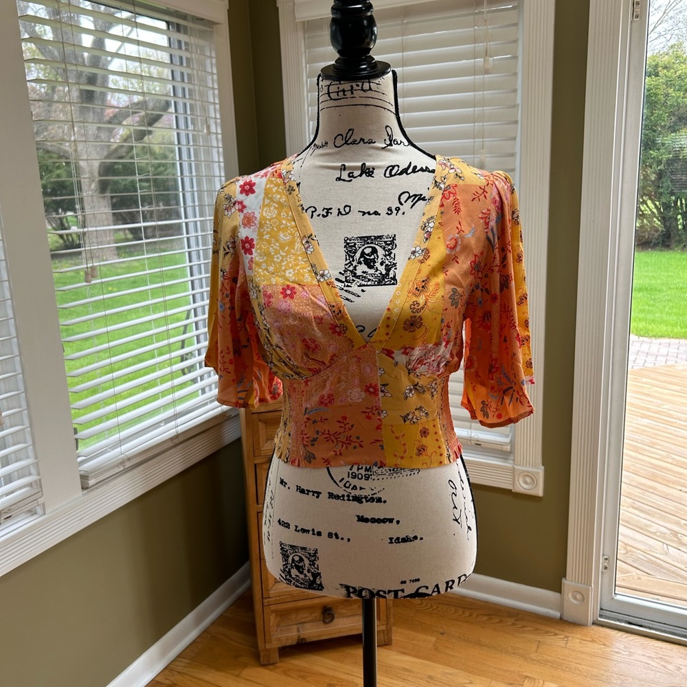 Forever 21 Crop Top Small NWT. BEAUTIFUL!